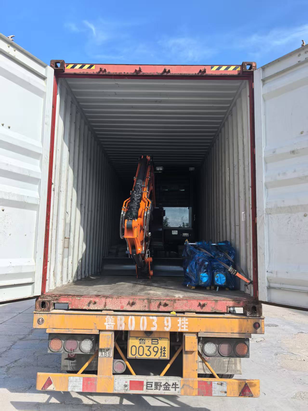 Išsiųsti du 6,5T ekskavatoriai